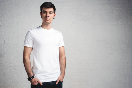 时尚的年轻人身穿白色空白 t恤, 水平工作室肖像