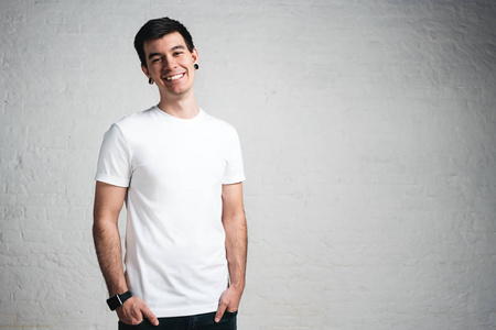 时尚的微笑男士身穿白色空白 t恤, 水平工作室肖像