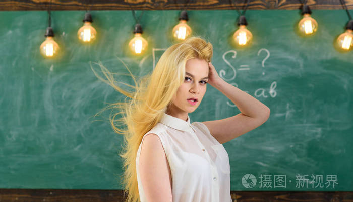 长着金色长发的老师看起来很性感.