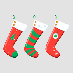 圣诞袜红绿颜色。挂着礼物的节日装饰