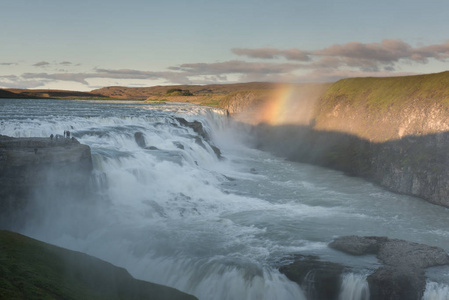 惊人的巨大美丽的瀑布 Gullfoss, 著名的地标在冰岛