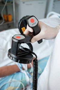 手持除颤器 electrods 的医生手, 准备除颤或 electropulse 治疗