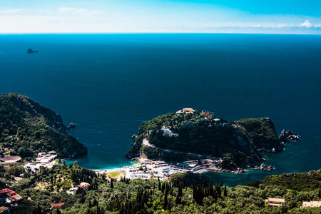 海岛鸟瞰蓝色海洋。美丽的希腊风景。希腊科孚自然地方。山旁边的海水。华丽的地方。前往其他国家