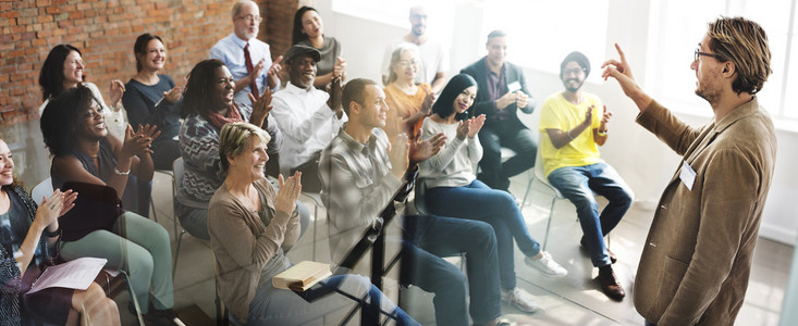 多样性人鼓掌照片