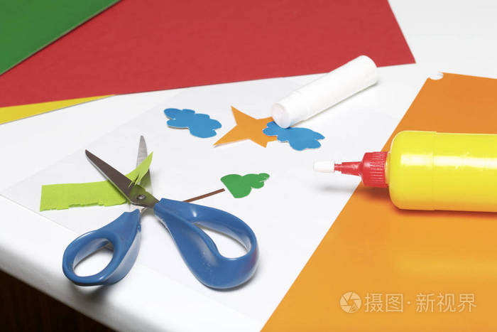 贴花的教训必要的物品胶水彩色纸和剪刀躺在桌子的白色表面上剪切多个