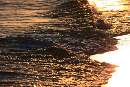 波在日落时在热带地区