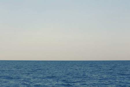 夏季热带海洋海面波和蓝色天空背景