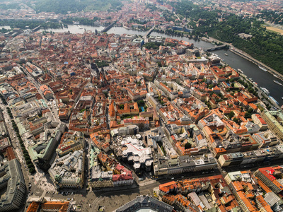 布拉格城, 捷克共和国鸟瞰图。老城和老城广场。布拉格的红色屋顶, 伏尔塔瓦河河和查尔斯桥在背景