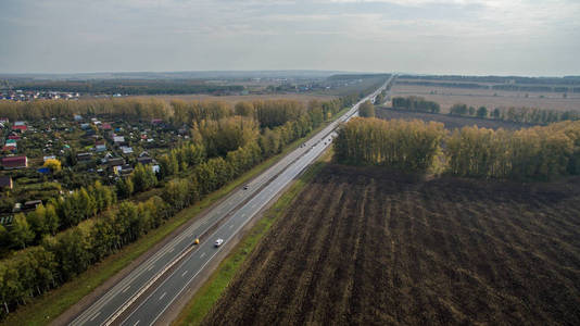 在秋天俄罗斯农村的鸟瞰图