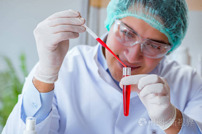 在实验室医院做血液检测的年轻医生