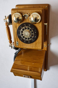 红墙上的木制复古电话