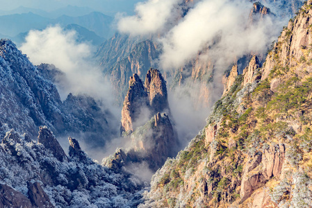 云层之上黄山国家公园的山峰