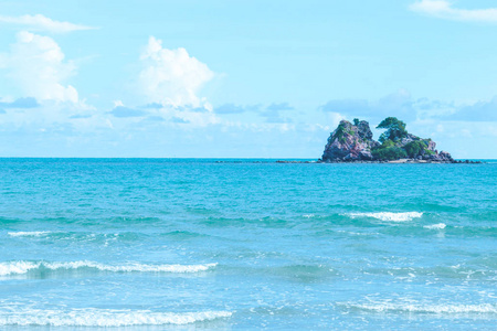 海岛在海的中间, 天空和海以波浪