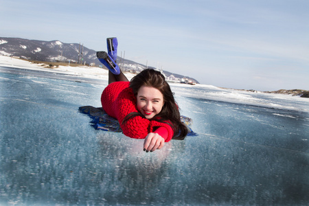 女孩在贝加尔湖的冰上的谎言