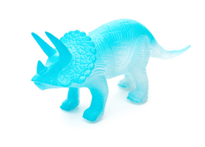 在白色背景上的蓝色三角恐龙玩具