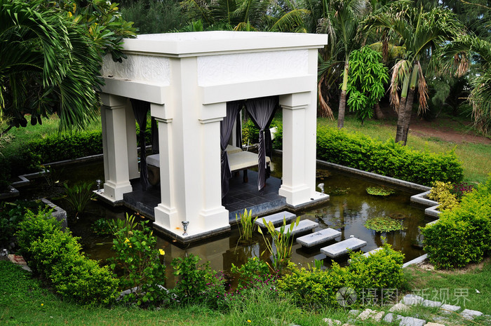 在一个热带花园的白色凉亭