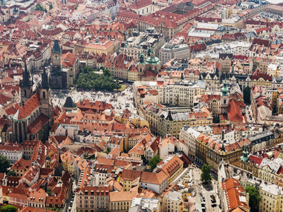 布拉格城, 捷克共和国鸟瞰图。全景从飞机。布拉格鸟瞰图。布拉格的红色屋顶, Kostel 帕妮玛丽 pred Tynem, Ty