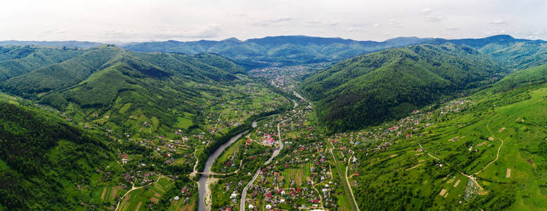 乌克兰 Yaremche 夏季的大山鸟瞰图