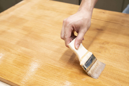 在木制家具上应用保护清漆