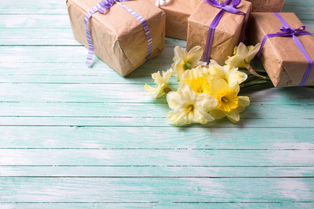 一堆水仙花和包装好的礼盒图片