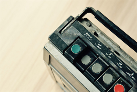尘土飞扬的旧收音机与一卡式录音机
