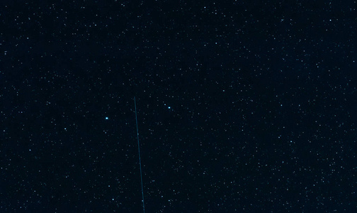 蓝色流星一颗流星的蓝色星空照片