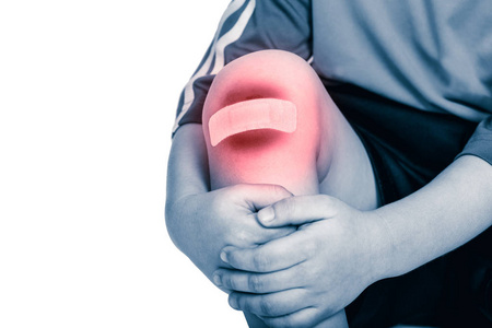 儿童膝盖与石膏和瘀伤的特写。运动损伤和卫生保健概念