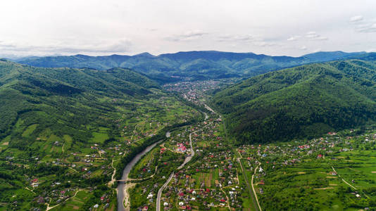 乌克兰 Yaremche 夏季的大山鸟瞰图