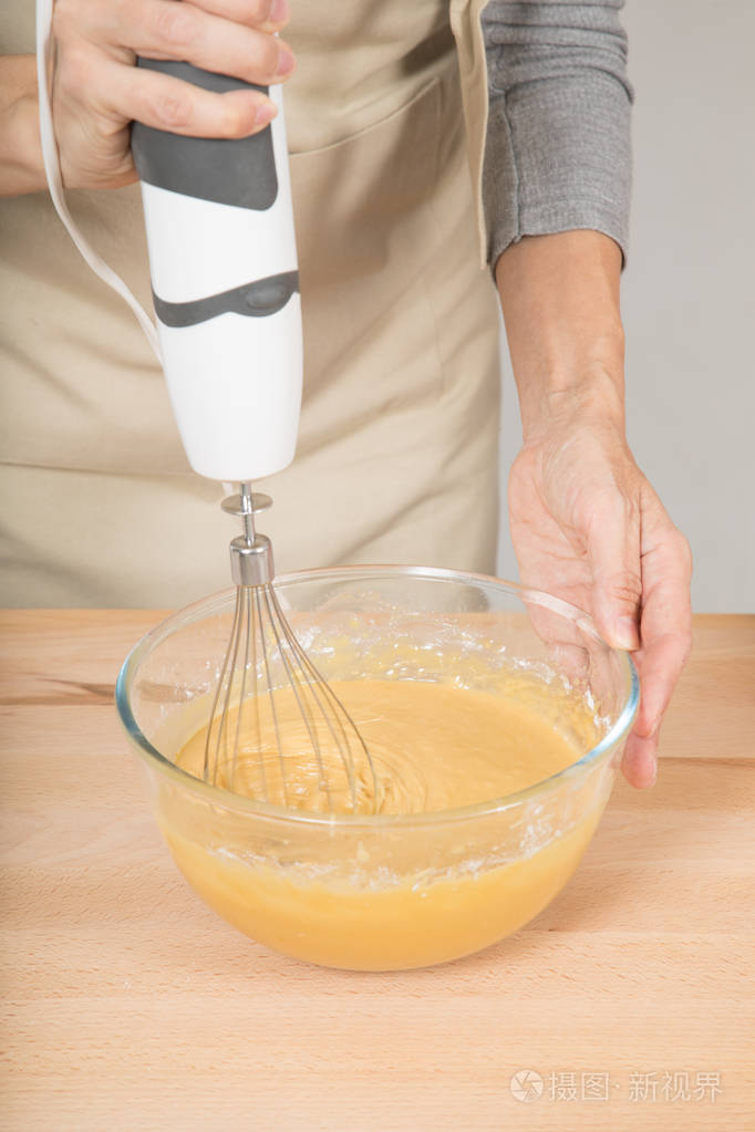 女人手用电动搅拌机搅打