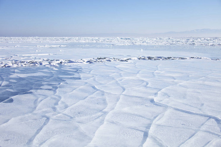 贝加尔湖，冰裂缝。冬季景观