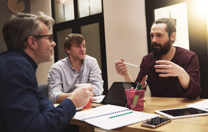 男人谈论商务项目