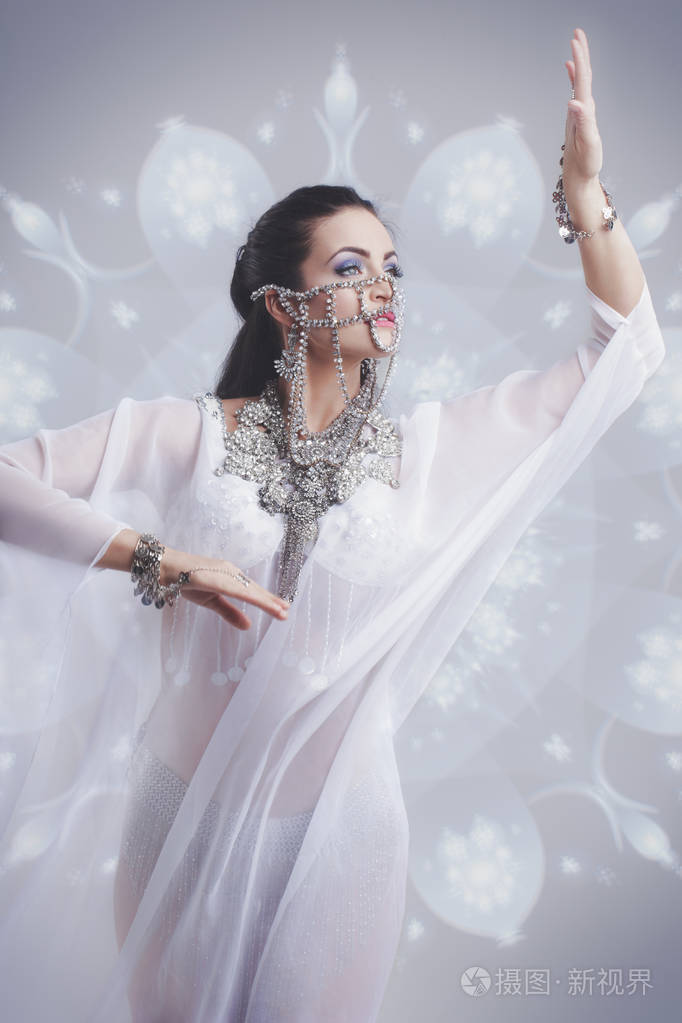 在丝绸面纱的服装,发光跳舞的性感东方肚皮舞