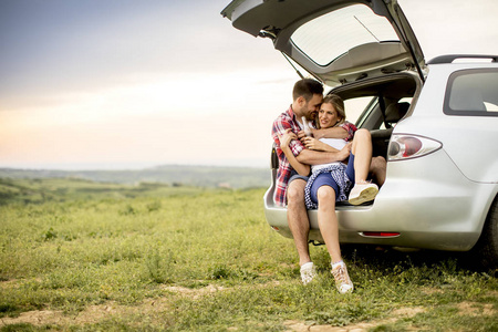 车里的情侣图片