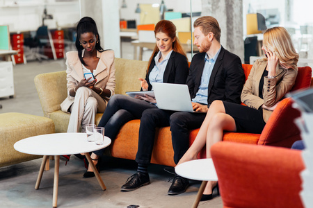 白领谈话图片-白领谈话素材-白领谈话插画-摄图新视界