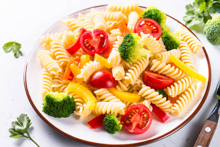 纯素食面食 fusilli 蔬菜