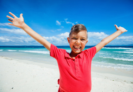快乐的孩子在沙滩上