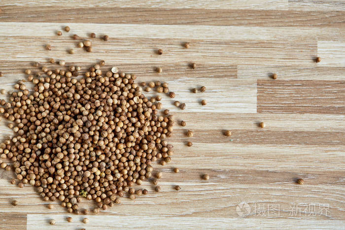 香菜种子堆在轻木背景特写顶部视图宏观选择性焦点