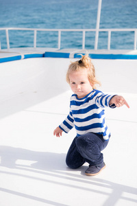 夏天在船上的小宝宝队长巡航，航海时尚