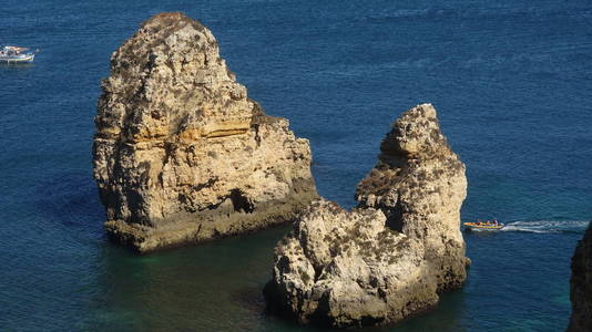 沿海的石窟的岩层