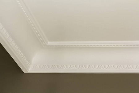 白色房间天花板的装饰白色装饰的特写细节。室内装修与施工理念