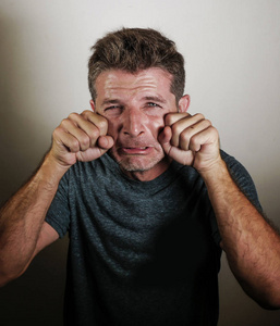 搞笑杨过小龙女滑稽和滑稽的画像年轻的哀伤的人在过度哭泣的手势用手