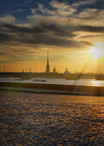 彼得和保罗堡垒和三位一体桥梁在圣彼得堡在日落