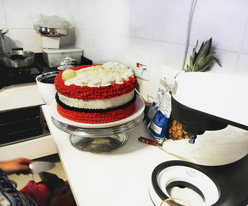 厨房桌上有白色和黑色红色渍的蛋糕纸屑