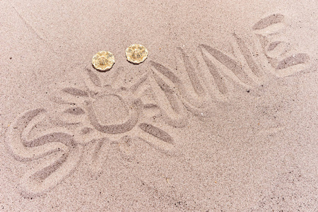 词太阳用德语写在沙滩上