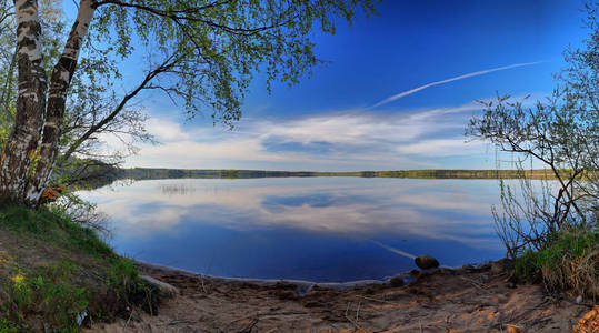 镜湖的大格式全景与云彩反射图片