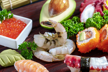 寿司套装不同的生鱼片, 寿司和八达通卷