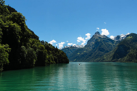 阿尔卑斯山。湖。风景秀丽的阿尔卑斯山和湖