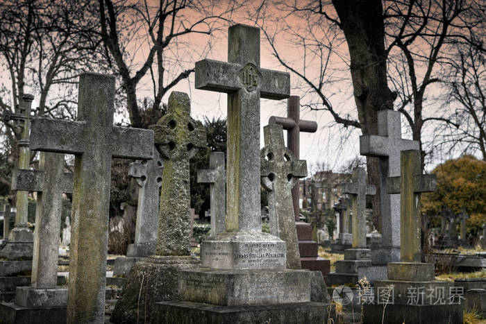 古老的墓地与颜色柔和许多墓碑