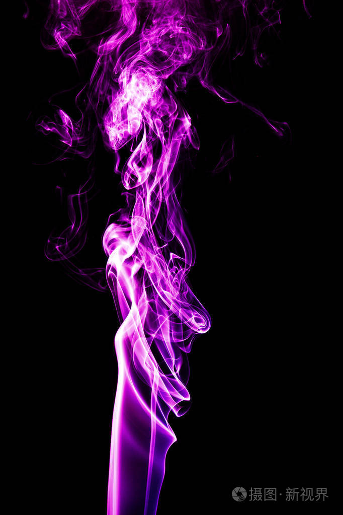 紫色的烟雾在黑色的背景