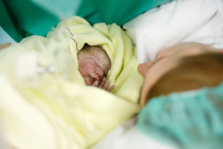 婴儿包裹刚出生的婴儿在出生后包裹在毯子里
